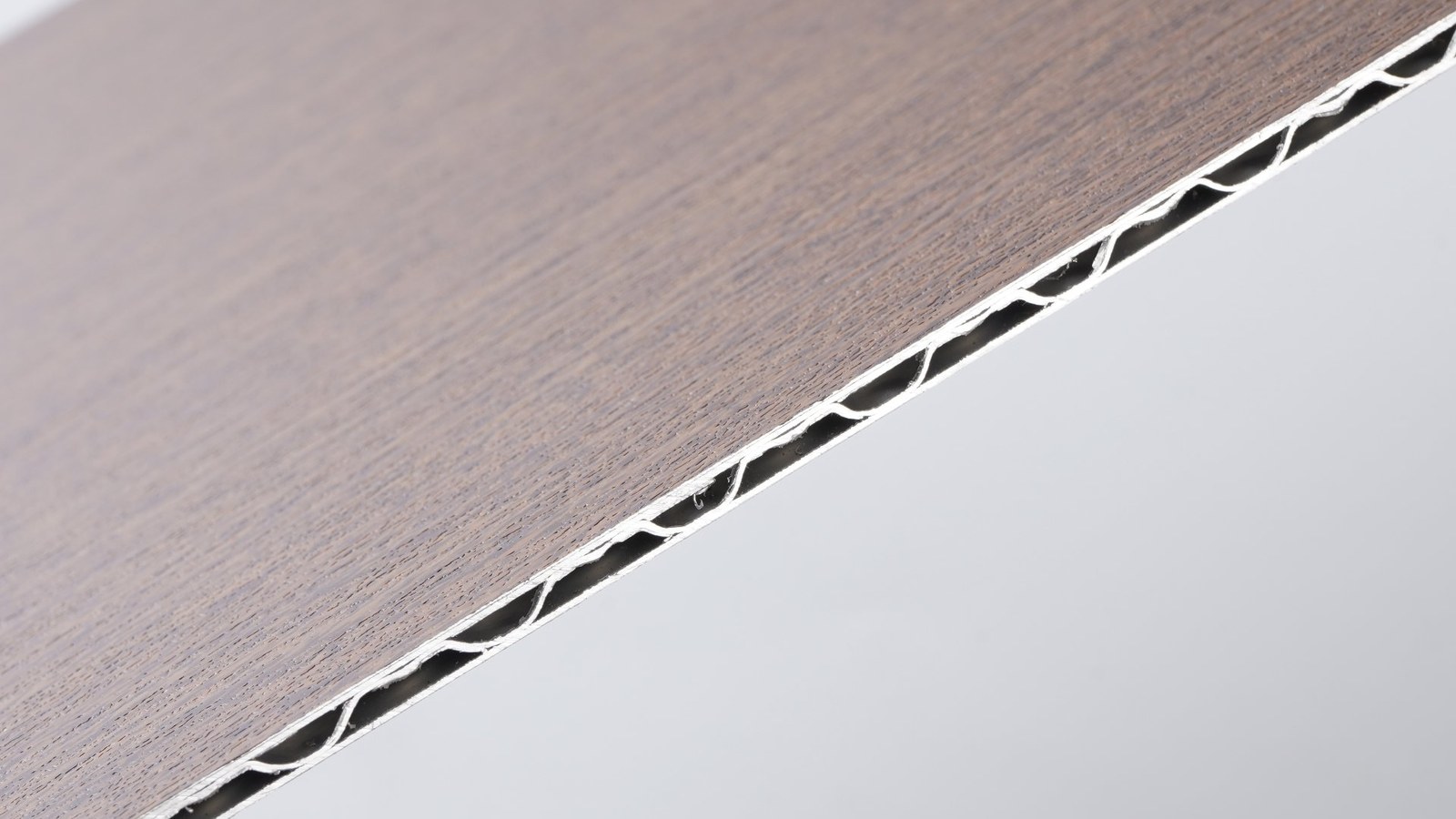 Close-up of an ACP edge showing the corrugated aluminum core structure between two skins